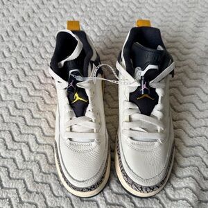 Air Jordan White Leather Lace Up Athletic Shoes Low Top Sneakers Sz 4Y